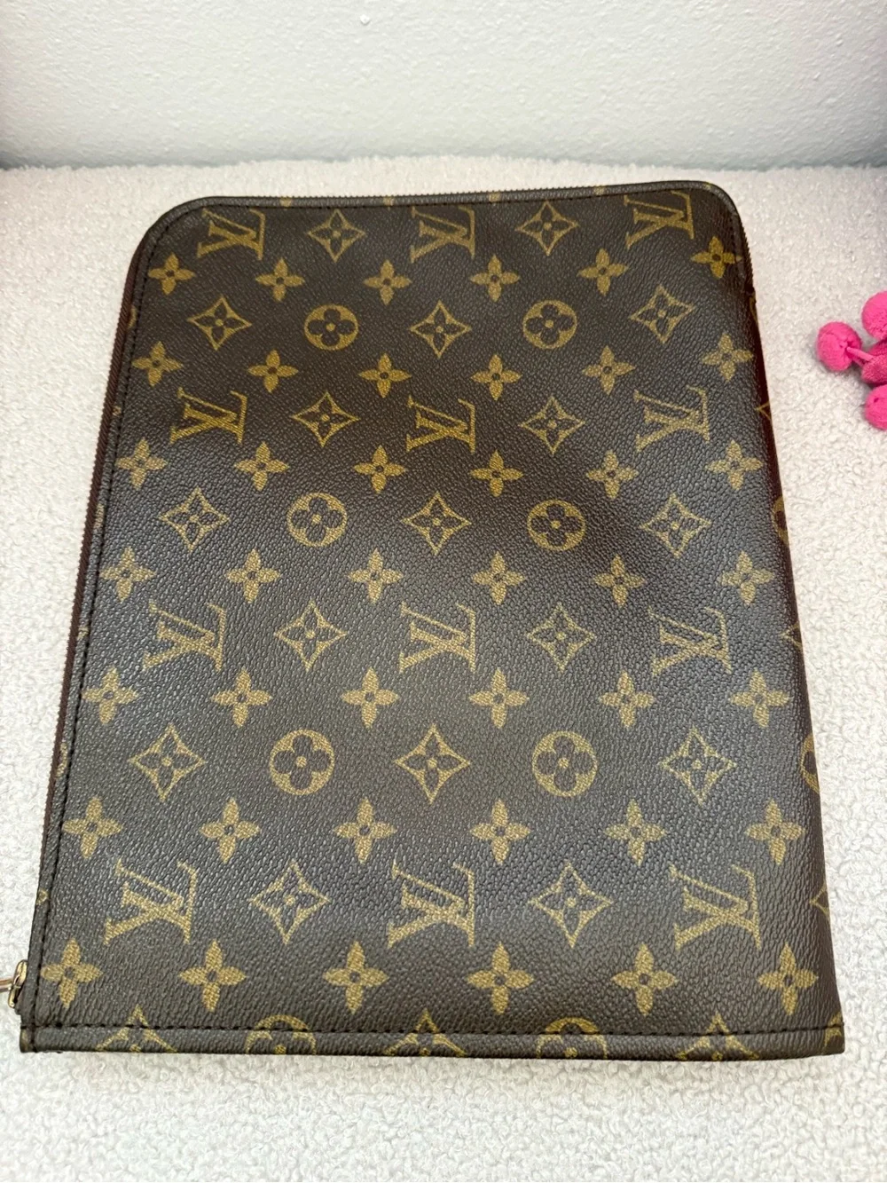 Louis Vuitton Vintage 1986 Zip Folio/tablet case. Zipper runs very smoothly.